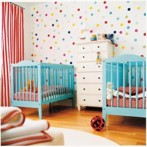 Seinäkoriste värikkäillä pisteillä vauvansänky kaide sininen lastenhuone