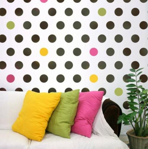 Seinärakenne värikkäillä pisteviiva tyynyillä leikkisästi värikäs