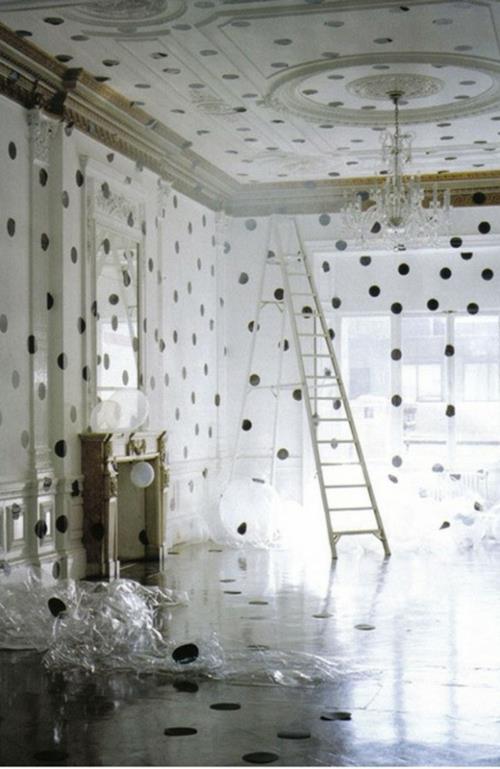 Seinien koristelu värikkäillä pisteillä uudistaa huoneen uudelleen