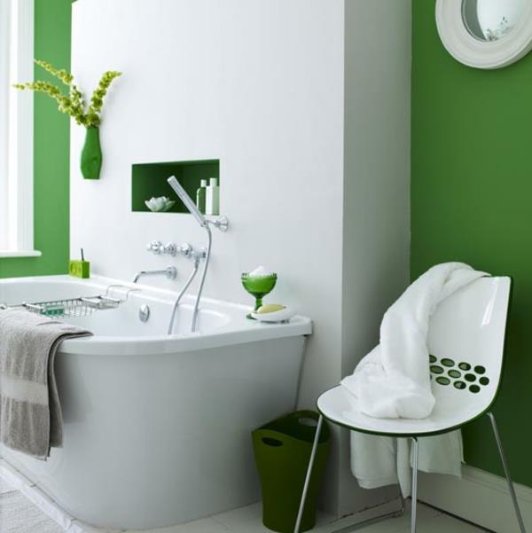 Seinän väri vihreän kylpyhuoneen kylpyammeen tuolissa