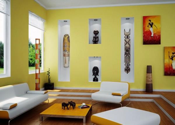Olohuoneen seinävärit kirkkaan keltaisia ​​ja eläviä intialaisia ​​symboleja