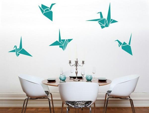 Seinävärit yhdistävät toisiaan täydentäviä värejä origami -lintu