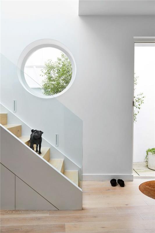 Seinän suunnittelu seinän väri eteinen valkoinen portaikko
