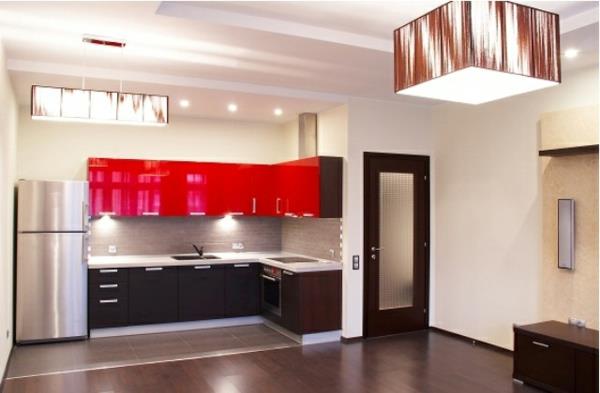 Seinäsuunnittelu kiiltävä keittiö punainen silmiinpistävä