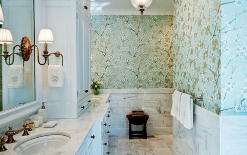Seinäsuunnittelu kauniilla tapetilla kylpyhuonekuvio kukat seinävalaisin