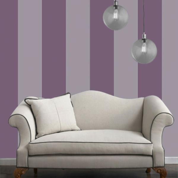 Seinä design tapetti violetti raidat riippuvalaisimet sohva