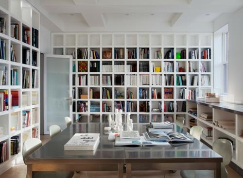 Puulaatikoista tehdyt seinähyllyt säästävät tilaa kirjojen lukunurkassa