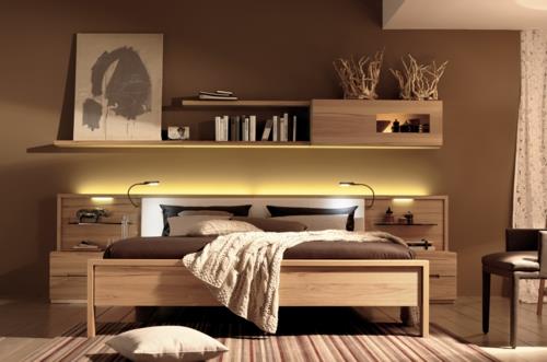 Puulaatikoista valmistetut seinähyllyt säästävät tilaa makuuhuoneessa