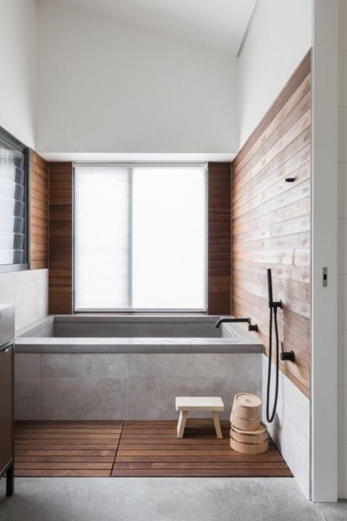 Puuseinäverhoilu kylpyhuoneessa sopusoinnussa puulattian kanssa toisin kuin betoni