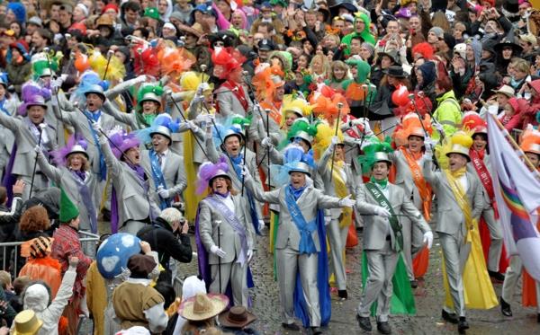 saksa karnevaali ideoita värikkäitä pukuja