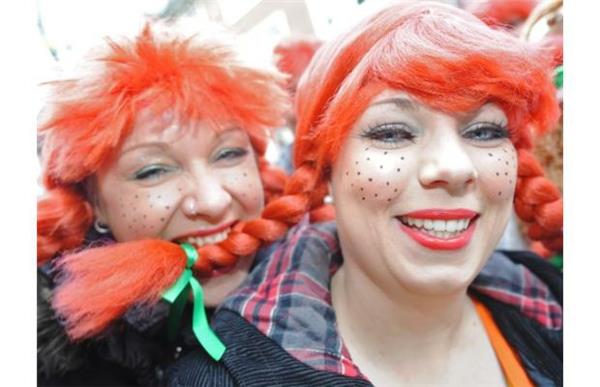 Milloin on Weiberfastnacht Carnival 2015 peruukki