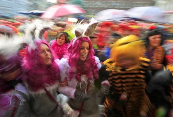 saksa karnevaali karnevaali värikkäitä värejä weiberfastnacht