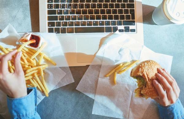 Mikä on tietoinen syöminen ja miksi on tärkeää syödä huolimattomasti tietokoneella