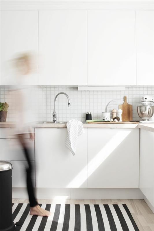 Pestävät keittiömatot, valkoiset kalusteet