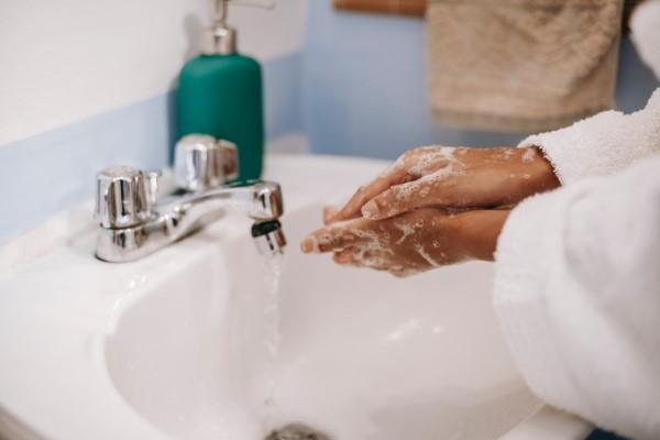 Pehmentävä vesi Miksi on järkevää käyttää vedenpehmennintä Pese kädet