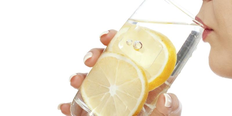Juo vettä sitruunalla Lemonhealthy