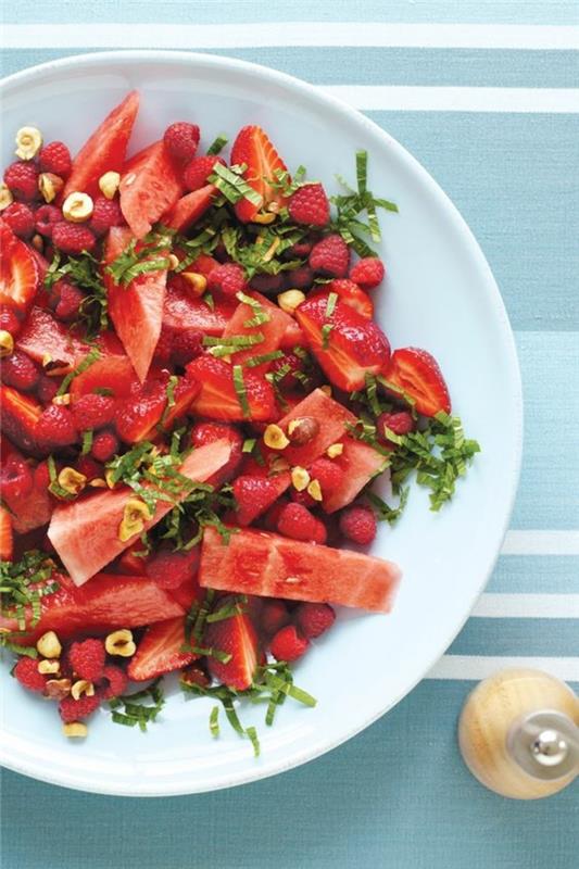 Vesimeloni ruokavalio kesä terveellinen ruoka hedelmäsalaatti