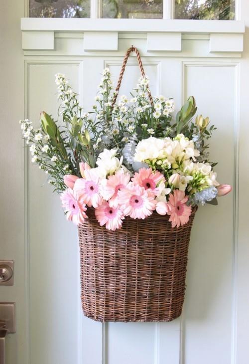 Pajukori täynnä kauniita kukkia ovella