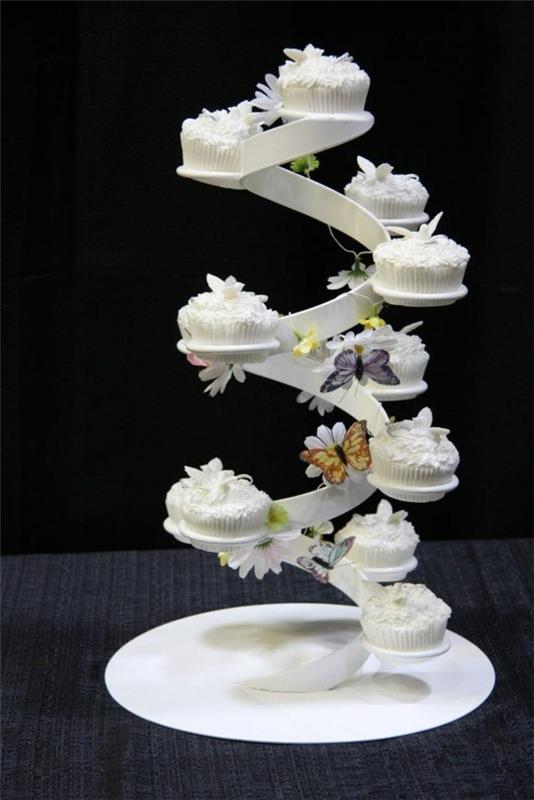 Valkoinen cupcake kakku seistä portaissa