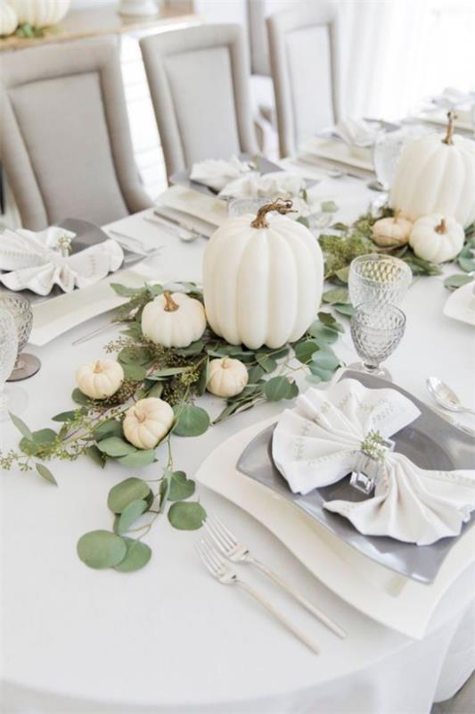 Valkoiset kurpitsat syksyn pöydän koristelu, juhlallinen kattaus Kurpitsat keskellä ja ilmaisevat paljon rakkautta luontoon