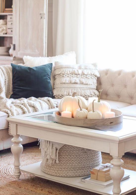 Valkoiset kurpitsat syksyinen pöytäkoriste kirkas viihtyisä olohuoneen sohvapöytä kurpitsa valkoisia kynttilöitä