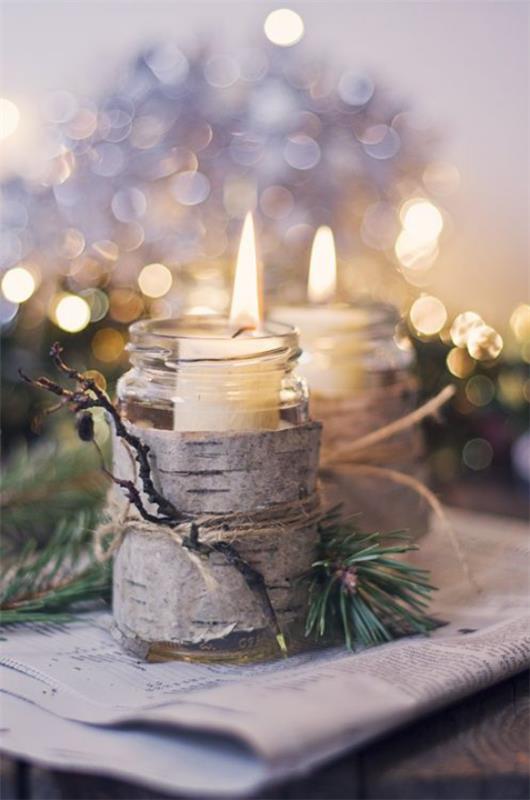 Joulukoristeita 3 pakollista palavaa kynttilää ja koivunkuorta käärittyinä kiiltävien valojen ympärille taustalla