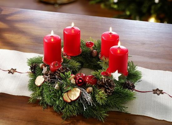 Joulukoristeita 3 pakollista kaunista adventtiseppeleä neljä punaista kynttilää paljon mäntyvihreää
