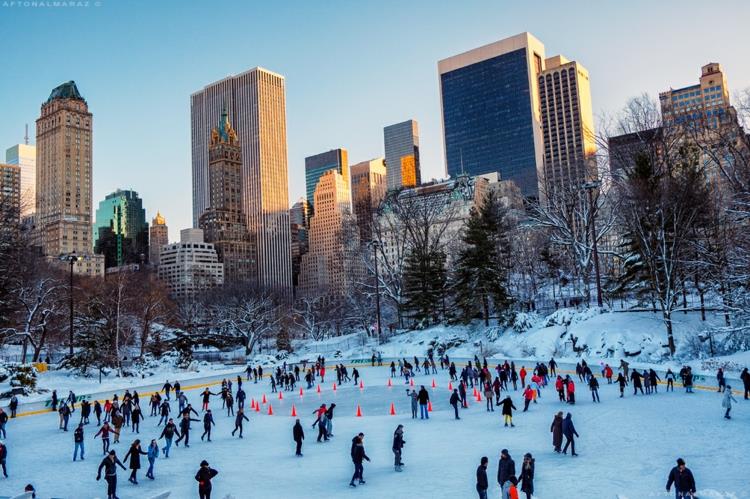 Joulu New Yorkin luistelupuistossa