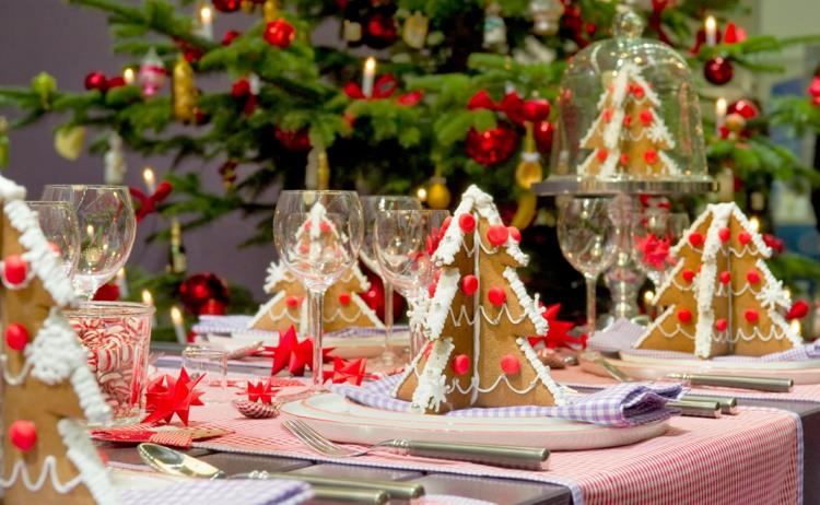 Joulun mausteet neilikka mauste kaneli vaikutus juhlapöydän koristeluideoita