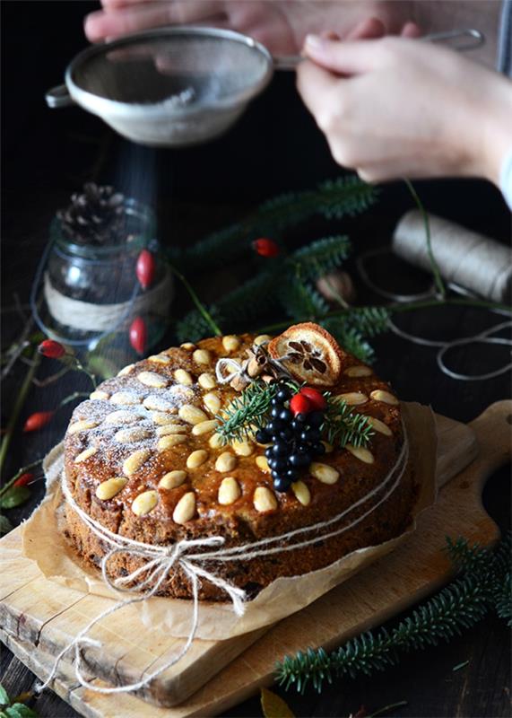 Joulukakku Skotlannista - perinteisesti valmistettu Dundee -kakku dundee -kakku tomusokeri herkullinen