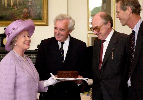 Joulukakku Skotlannista - perinteinen Dundee -kakku, joka tekee kuningatar Elizabeth II -kakuteetä