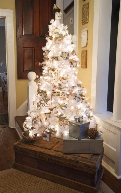 Joulukuusi koristellaan valkoisilla ja hopeisilla lahjoilla. Kaikki valot sytyttivät upeita katseenvangitsijoita huoneessa