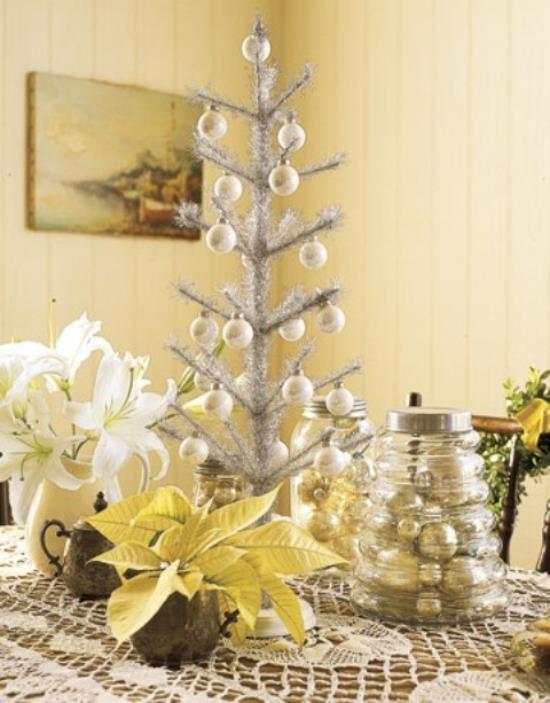 Joulukuusi koristele pieni joulukuusi valkoisella ja hopealla hienovaraisilla väreillä