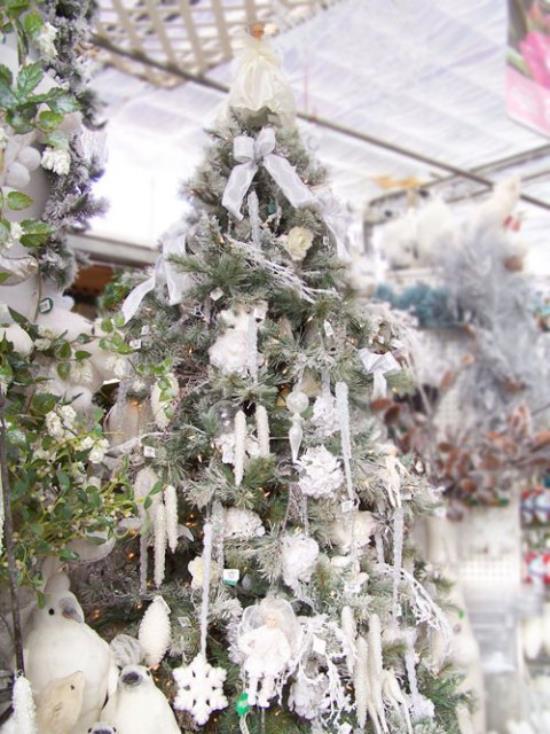 Joulukuusen koristavat valkoiset ja hopeiset korkeat joulukuusi valkoiset seppeleet kartiot tähtipallot jouset