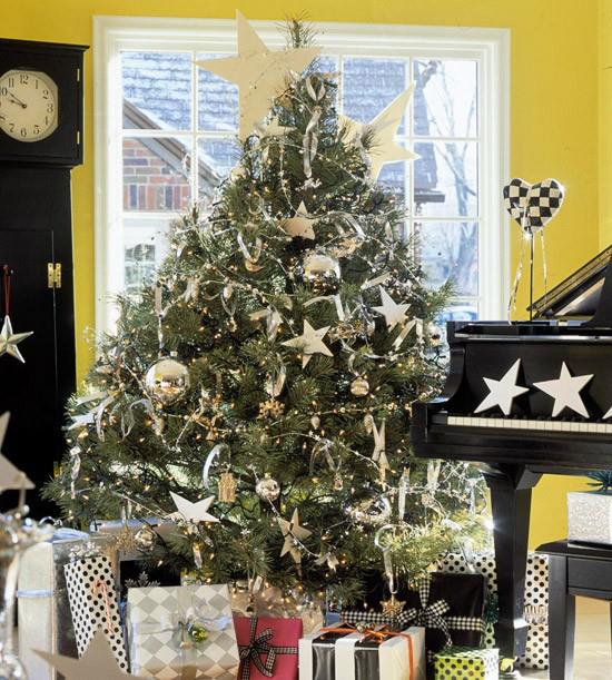 Joulukuusi koristetaan valkoisella ja hopeisella klassisella joulukuusi kultaisella korulla lukuisia käärittyjä lahjoja pianon vieressä