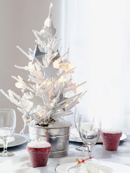 Koristele joulukuusi valkoisella ja hopealla eri tavalla jääsäiliölaseissa mukava idea