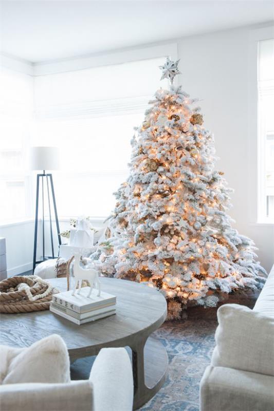 Joulukuusi koristetaan valkoisena ja hopeana kauniisti koristeltu joulukuusi, kaikki valot palavat.