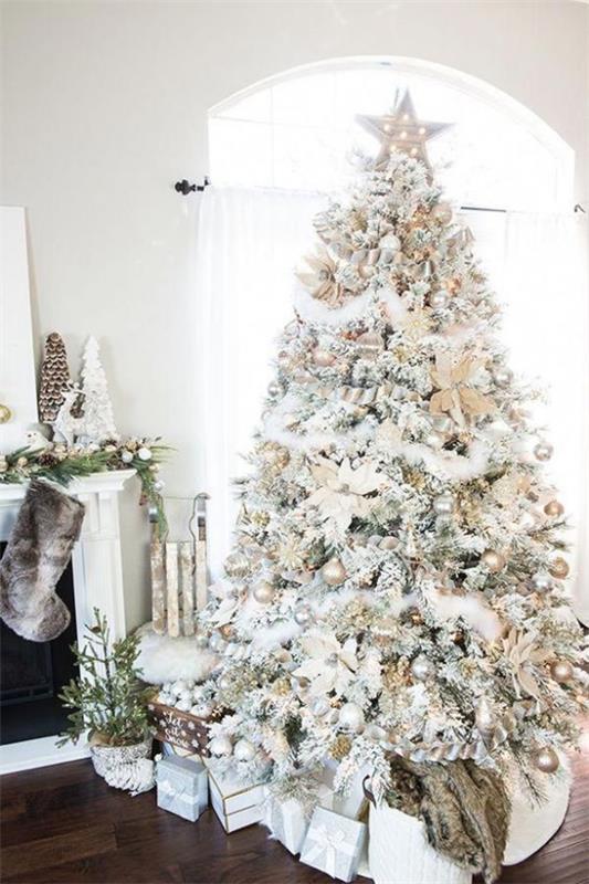 Joulukuusi koristaa kauniisti koristeltu joulukuusen valkoinen ja hopea alla esittelee todellisen katseenvangitsijan huoneen yläpuolella