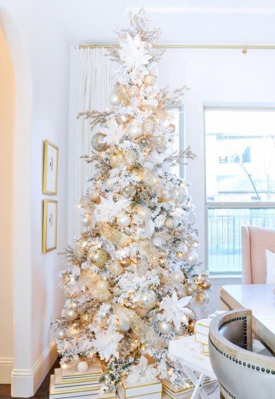 Joulukuusi koristaa kauniisti koristeltu joulukuusen valkoinen ja hopea sisältäen lahjat todellinen katseenvangitsija huoneessa