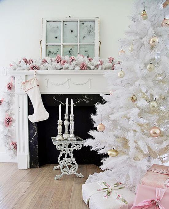 Joulukuusen koristavat valkoiset ja hopeiset kauniit kiiltävät pallot taustalla koristellut takka -seppeleet