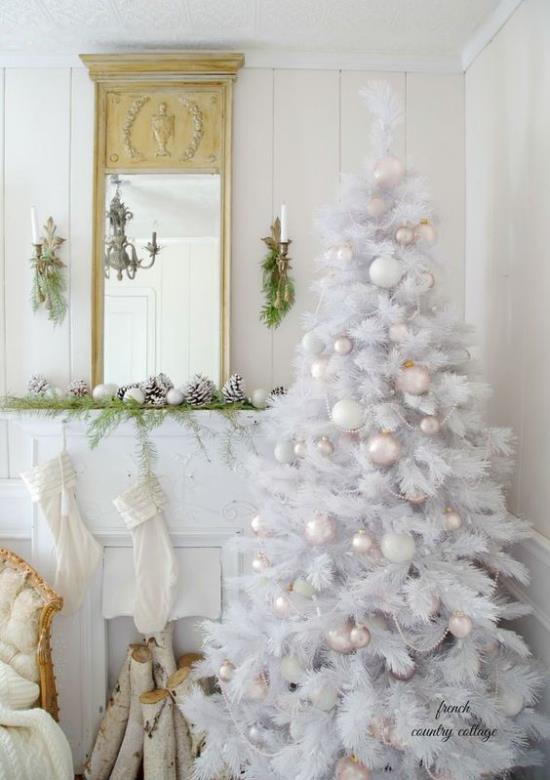 Joulukuusi koristetaan valkoisena ja hopeana kauniina näkymänä takan edessä kokonaan valkoisena