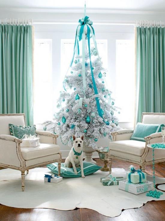 Joulukuusen koristelu valkoisella ja hopealla erittäin tyylikäs sisustus loistava yhdistelmä valkoinen hopea sinivihreä kaunis ilme