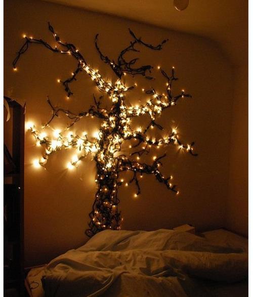 Jouluvalot makuuhuoneessa puuseinä vuodevaatteet