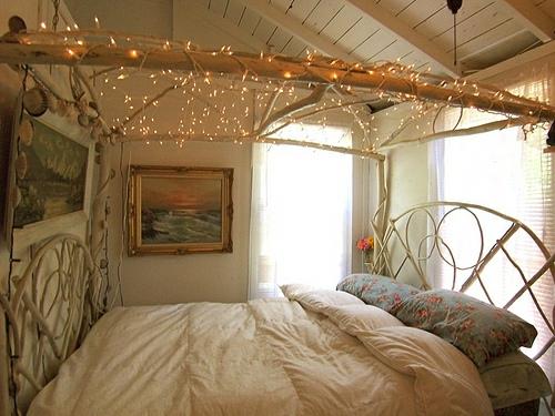 Christmas lights in bedroomkuva seinäsängyn runkolevy