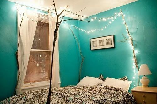 Jouluvalot makuuhuoneessa sininen kylläinen väriseinä