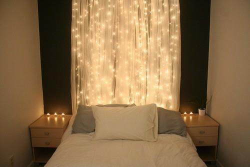 Jouluvalot makuuhuoneessa verhot sängyn kynttilät