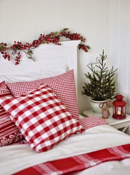 Punaisen ja valkoisen joulukoristeiden ideat koristavat makuuhuoneita klassisella väriduoilla
