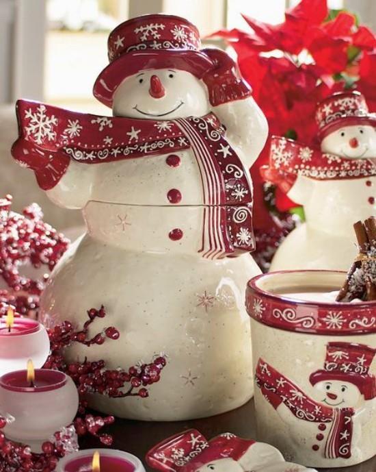 Joulukoristeiden ideoita punaisena ja valkoisena Lumiukko kuvaa enemmän koristeita kynttilöitä joulutähti