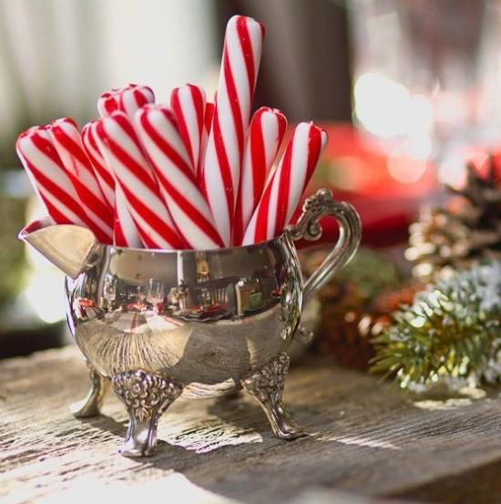 Joulukoristeiden ideoita punaisena ja valkoisena Candy -keppejä hopeapurkissa imevä ilo pienimmille
