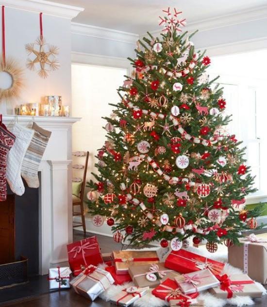 Joulukoriste -ideoita puna -valko -koristeltu joulukuusi ja kauniisti käärityt lahjat alla